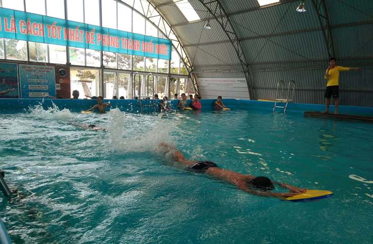    Học sinh Trường TH số 2 Bảo Ninh tập luyện kỹ năng bơi an toàn, phòng chống đuối nước.
