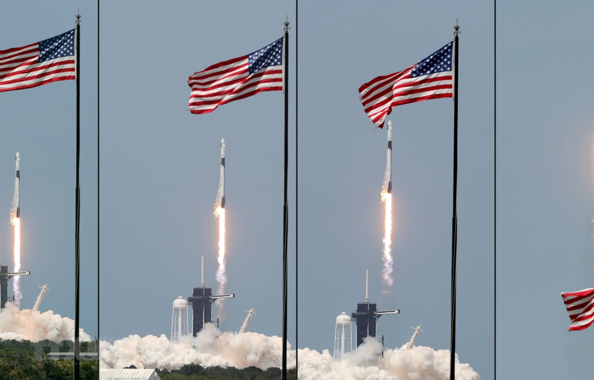  Tên lửa đẩy Falcon 9 mang theo tàu vũ trụ Crew Dragon của Tập đoàn SpaceX rời bệ phóng tại Trung tâm vũ trụ Kennedy ở Florida, Mỹ ngày 30-5-2020. (Ảnh: AFP/TTXVN)