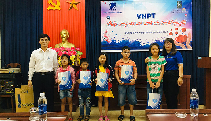 Đại diện lãnh đạo VNPT - Quảng Bình trao tặng quà cho trẻ em khiếm thị 