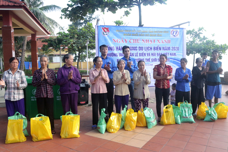 Đoàn Khối các cơ quan tỉnh trao quà hỗ trợ các gia đình khó khăn.