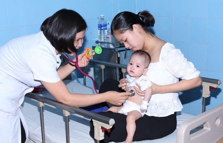   Bác sỹ Phạm Thị Ngọc Hân đang thăm khám cho trẻ nhỏ đang điều trị tại bệnh viện. 