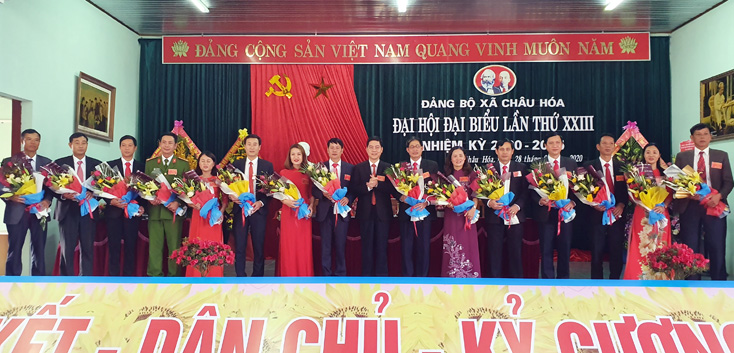 Ban Chấp hành Đảng bộ xã Châu Hóa nhiệm kỳ 2020-2025 ra mắt đại hội.