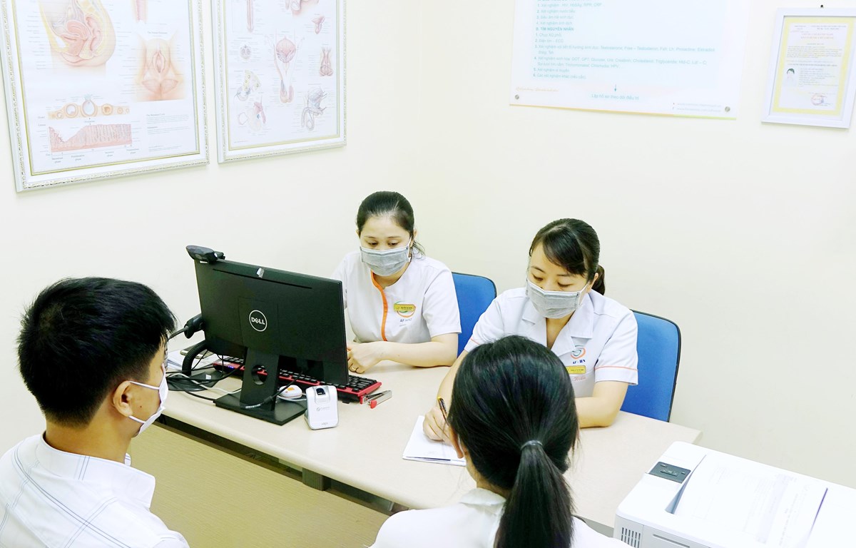  Bác sỹ tư vấn cho các cặp vợ chồng đến điều trị vô sinh, hiếm muộn. (Ảnh: PV/Vietnam+)