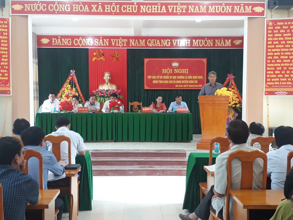 Đại biểu Bùi Anh Tuấn, Bí thư Huyện ủy, Chủ tịch HĐND huyện Minh Hóa tiếp thu và giải trình một số đề xuất, kiến nghị của cử tri.