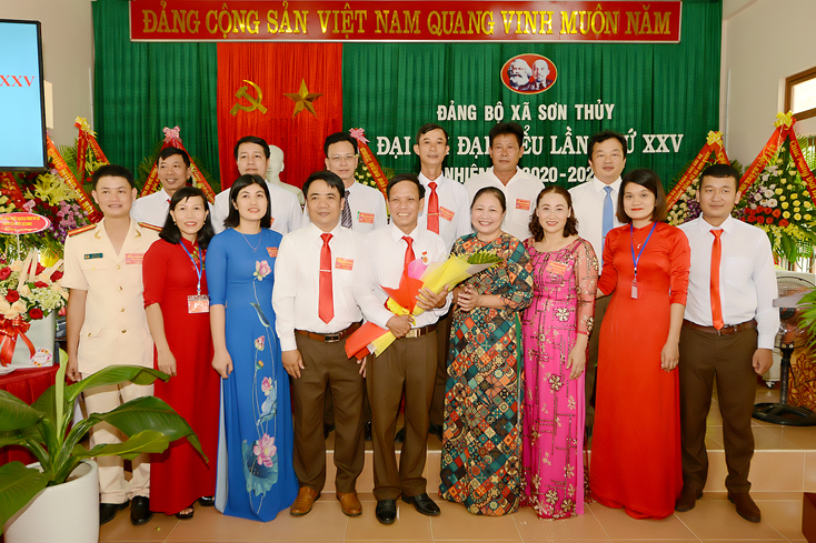 Ban Chấp hành Đảng bộ xã Sơn Thủy khóa XXV, nhiệm kỳ 2020-2025 ra mắt nhận nhiệm vụ.