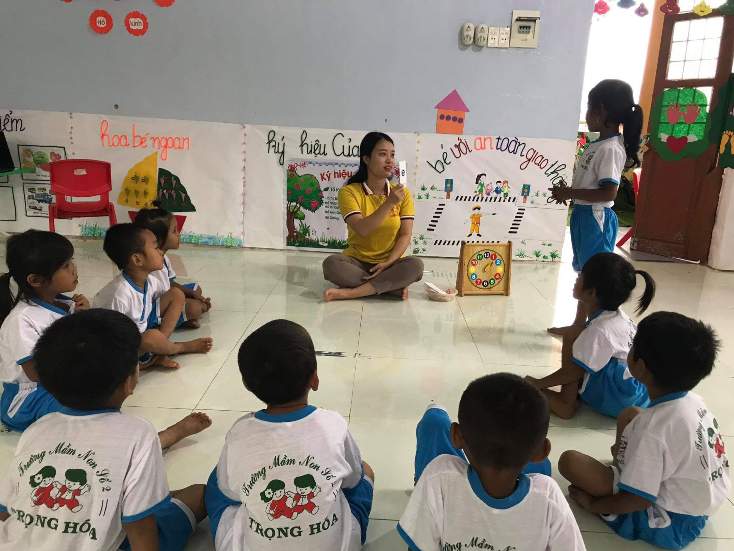 Cô giáo Đinh Thị Huyền Trang đang dạy các cháu ở Trường mầm non số 2 Trọng Hóa.