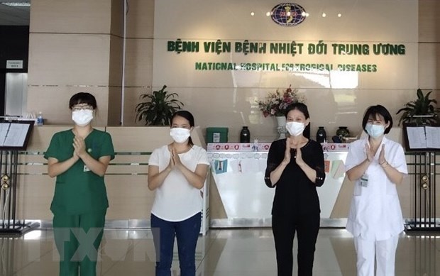 Các bệnh nhân mắc COVID-19 được Bệnh viện Bệnh Nhiệt đới Trung ương công bố khỏi bệnh ngày 21-5. (Ảnh: TTXVN/Vietnam+)