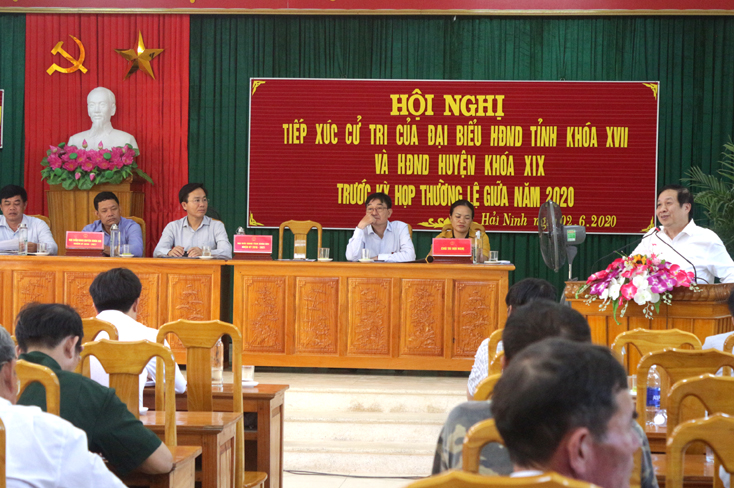 Đại biểu Nguyễn Xuân Quang, ủy viên Ban Thường vụ Tỉnh ủy, Phó Chủ tịch thường trực UBND tỉnh tiếp thu các kiến nghị của cử tri.