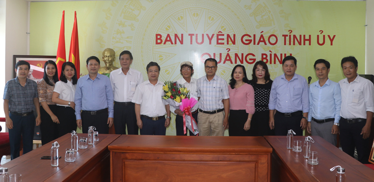 Đồng chí Cao Văn Định, Trưởng ban Tuyên giáo Tỉnh ủy tặng hoa chúc mừng nhạc sỹ Hoàng Sông Hương và các tác giả