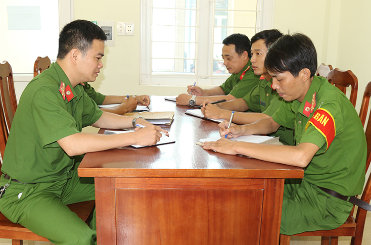 Công an xã Bảo Ninh trao đổi công tác nghiệp vụ hàng ngày tại đơn vị.