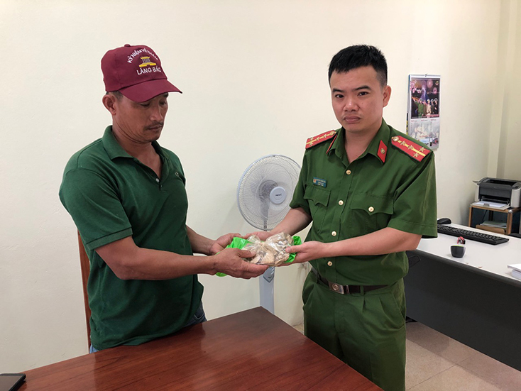 Qua công tác vận động, anh Nguyễn Minh Tuấn giao nộp 1,05kg vật liệu nổ tại Công an xã Bảo Ninh.