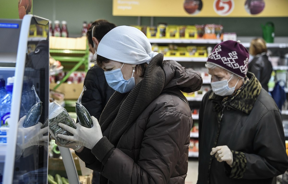  Người dân mua sắm tại một siêu thị ở Moskva, Nga ngày 13-5. (Ảnh: AFP/TTXVN)