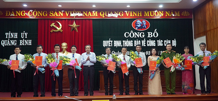 Đồng chí Bí thư Tỉnh ủy Hoàng Đăng Quang trao quyết định và chúc mừng các đồng chí cán bộ được chuẩn y, điều động và bổ nhiệm