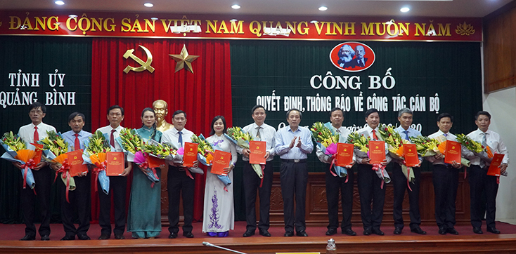 Đồng chí Bí thư Tỉnh ủy Hoàng Đăng Quang trao quyết định và chúc mừng các đồng chí cán bộ được chuẩn y, điều động và bổ nhiệm