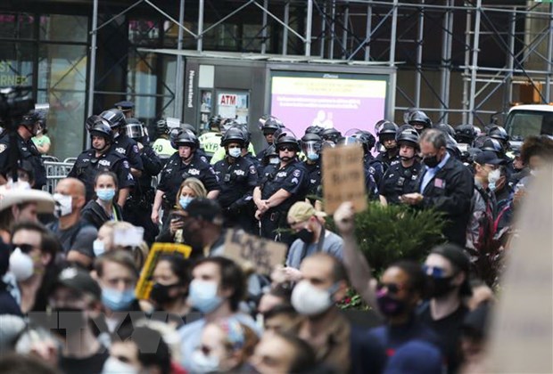Cảnh sát được triển khai để ngăn người biểu tình quá khích trong cuộc tuần hành phản đối hành vi của cảnh sát dẫn đến cái chết của người da màu George Floyd, tại New York, Mỹ ngày 1-6-2020. (Ảnh: THX/TTXVN)