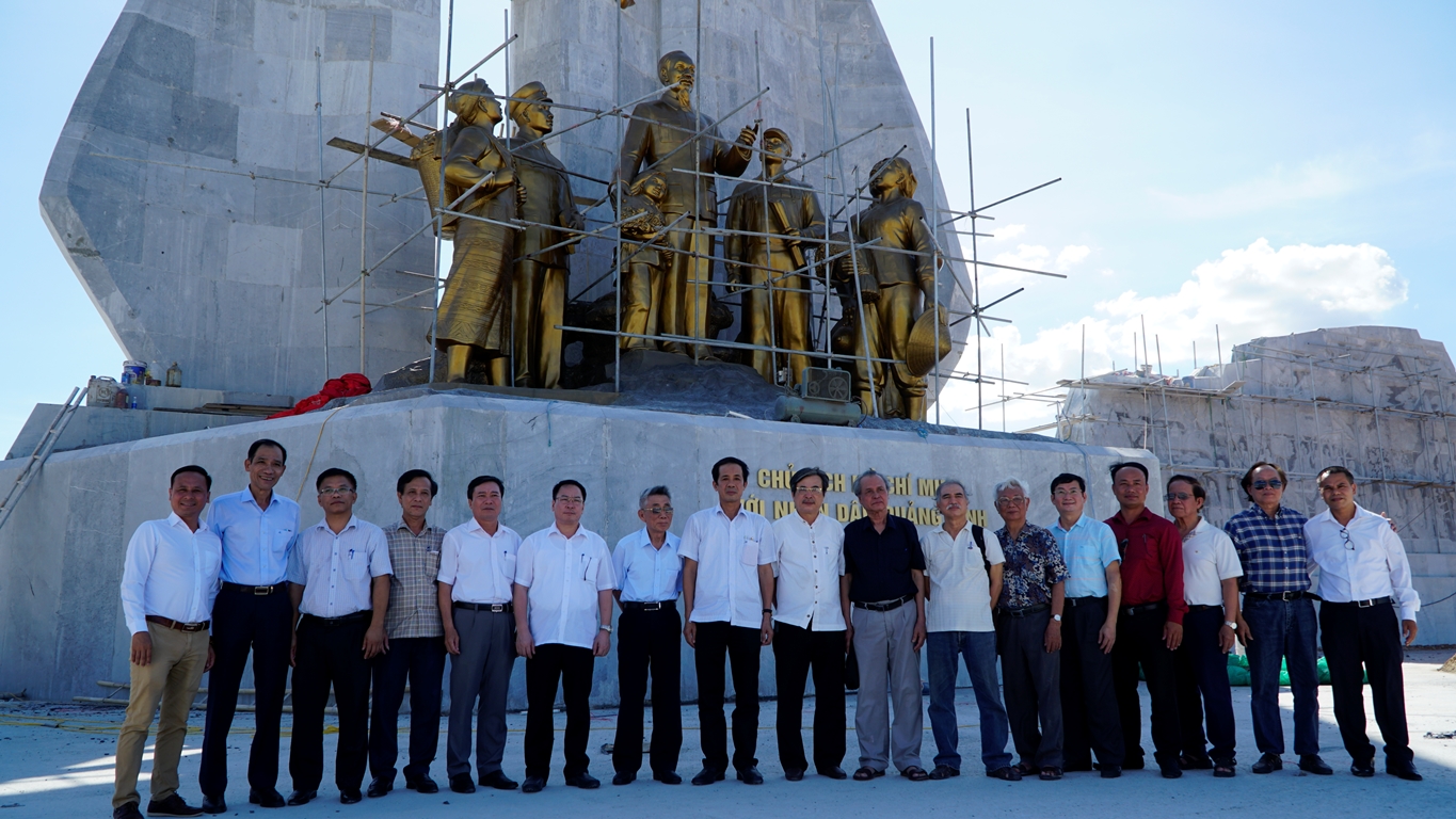 Các thành viên Hội đồng nghệ thuật, Hội đồng nghiệm thu chụp ảnh lưu niệm dưới Tượng đài Chủ tịch Hồ Chí Minh với nhân dân Quảng Bình