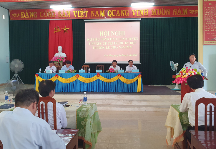 Đại biểu HĐND tỉnh Phạm Quang Hải, Tỉnh ủy viên, Giám đốc Sở Giao thông vận tải đang tiếp thu và trả lời một số ý kiến của cư tri