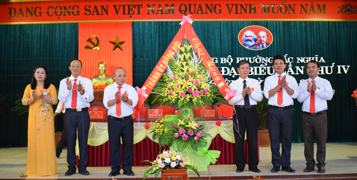 Đồng chí Lê Văn Phúc, Ủy viên Ban Thường vụ Tỉnh ủy, Bí thư Thành ủy Đồng Hới tặng hoa chúc mừng Đại hội