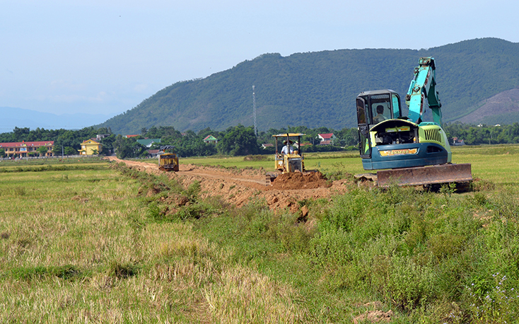  Xã Mỹ Trạch khẩn trương xây dựng giao thông nội đồng, đưa cơ giới hóa vào sản xuất. 