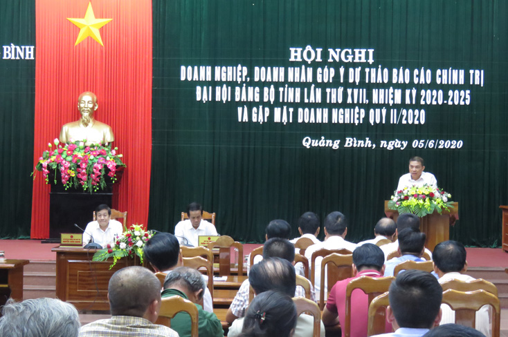 Các doanh nghiệp phát biểu góp ý vào Dự thảo Báo cáo chính trị Đại hội Đảng bộ tỉnh lần thứ XVII. 