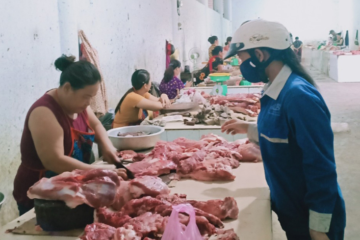   Giá thịt lợn tăng cao, người tiêu dùng gặp khó khi đi chợ. 
