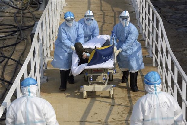 Nhân viên y tế chuyển nạn nhân nhiễm virus corona tới điều trị tại bệnh viện dã chiến Hỏa Thần Sơn ở Vũ Hán, tỉnh Hồ Bắc, Trung Quốc, ngày 4-2-2020. (Nguồn: THX/TTXVN)