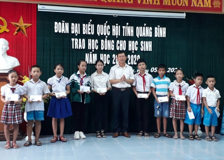 Đồng chí Nguyễn Ngọc Phương, Tỉnh ủy viên, phó Trưởng đoàn Đại ĐBQH tỉnh trao học bổng cho học sinh huyện Lệ Thủy