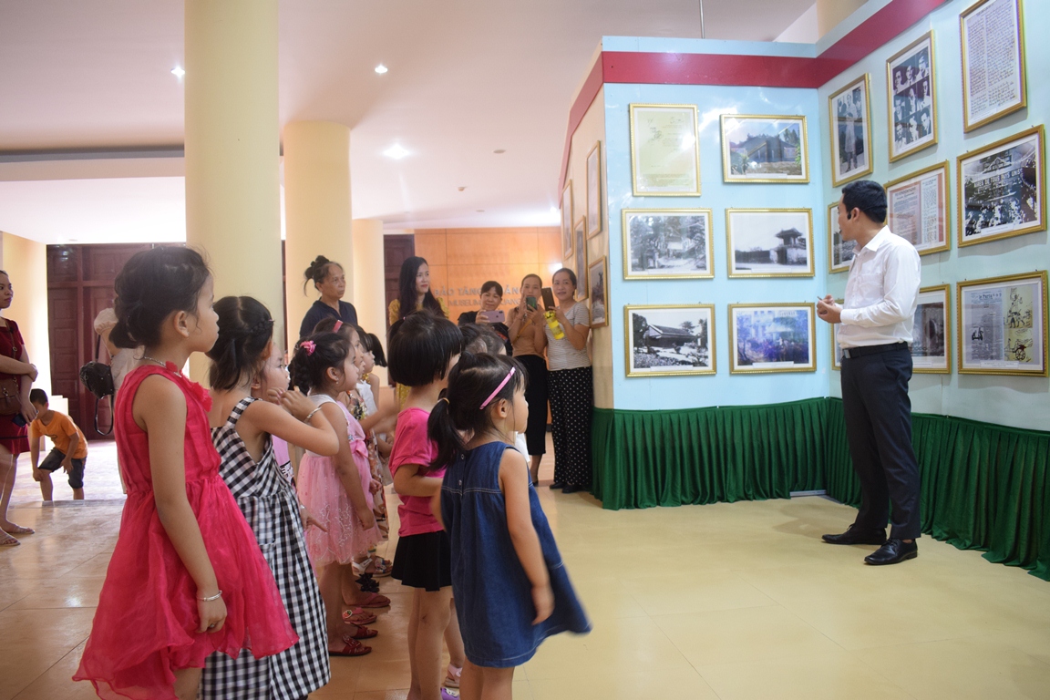 Đông đảo nhân dân, du khách đến xem triển lãm.