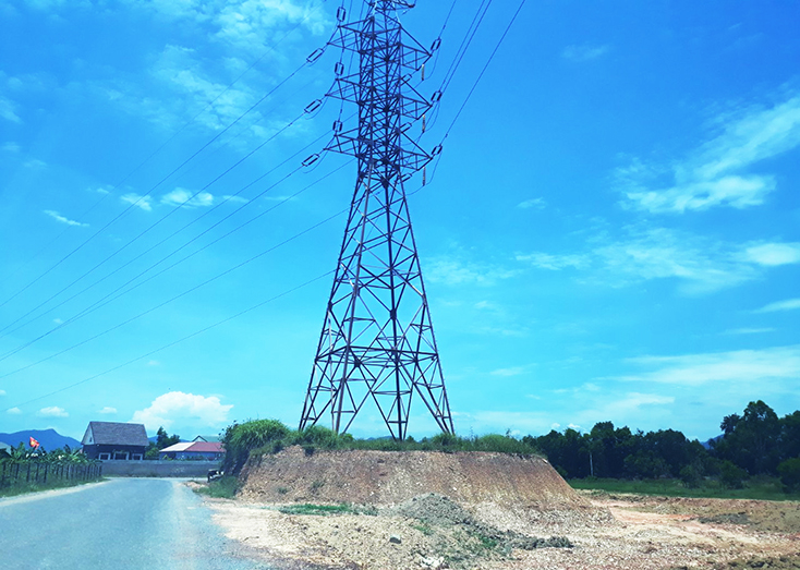 Tình trạng tận thu đất san lấp làm ảnh hưởng đến an toàn lưới điện (ảnh chụp trên địa bàn phường Bắc Nghĩa, TP. Đồng Hới).