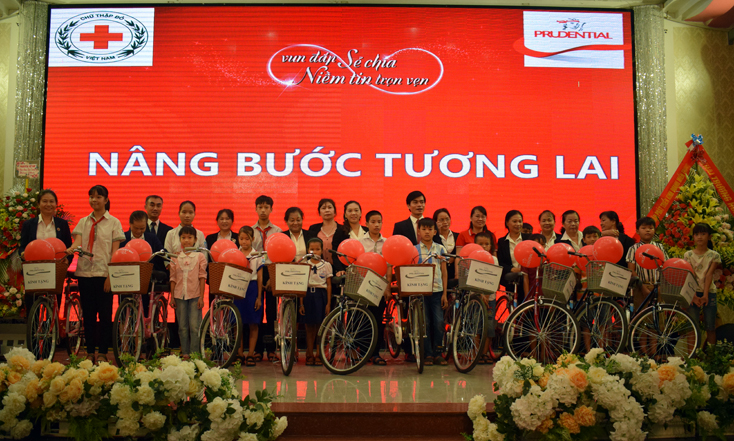 Hội Chữ thập đỏ tỉnh và Công ty Bảo hiểm nhân thọ Prudential Việt Nam trao tặng xe đạp cho học sinh hoàn cảnh khó khăn, vươn lên trong học tập