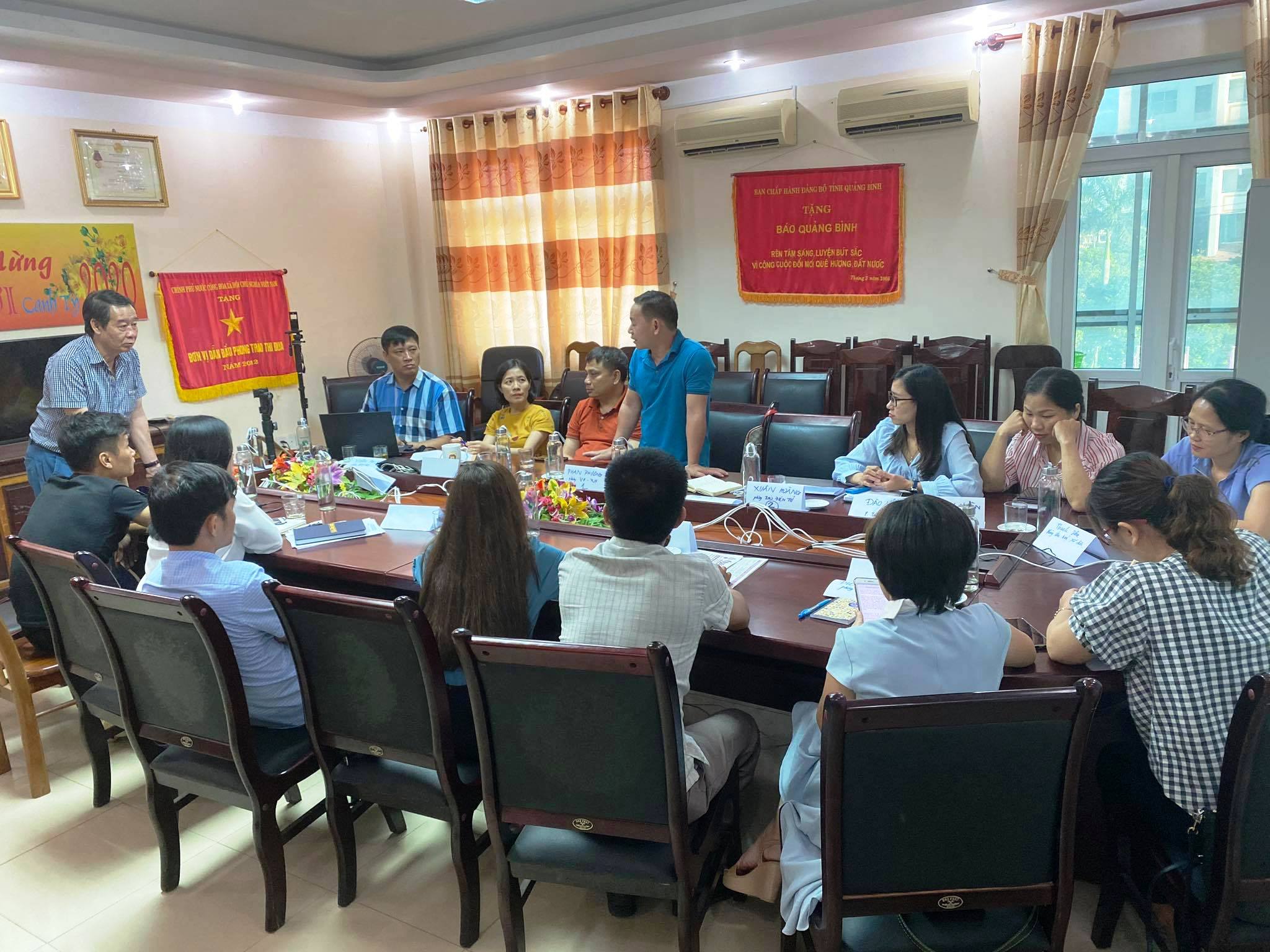 Lớp tập huấn có sự tham gia của các phóng viên, biên tập viên và kỹ thuật viên Báo Quảng Bình.