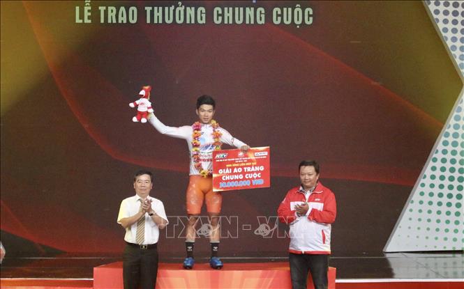   Tay đua trẻ Nguyễn Văn Bình (đội Thành phố Hồ Chí Minh - MM Mega Market) giành áo trắng chung cuộc trị giá 30 triệu đồng.