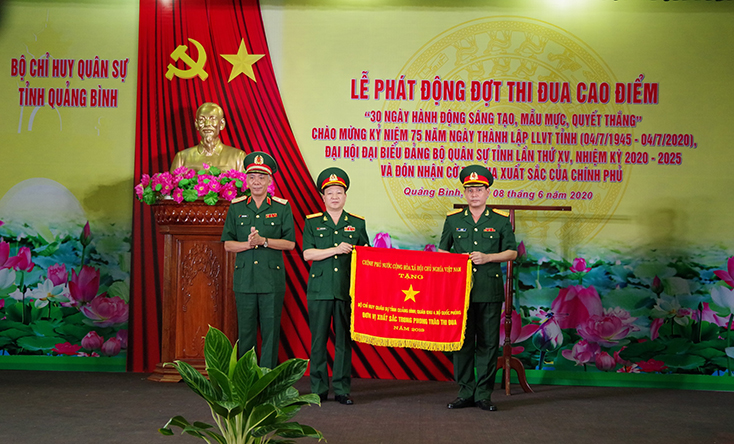 Thiếu tướng Nguyễn Đức Hóa trao Cờ thi đua xuất sắc của Chính phủ tặng Bộ CHQS Quảng Bình
