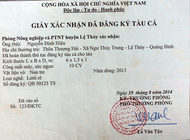 Giấy xác nhận đã đăng ký tàu cá do Phòng NN và PTNT huyện Lệ Thủy cấp cho tàu cá mang số hiệu QB 50123 TS thuộc sở hữu gia đình bà Hiền, ông Hiệu.