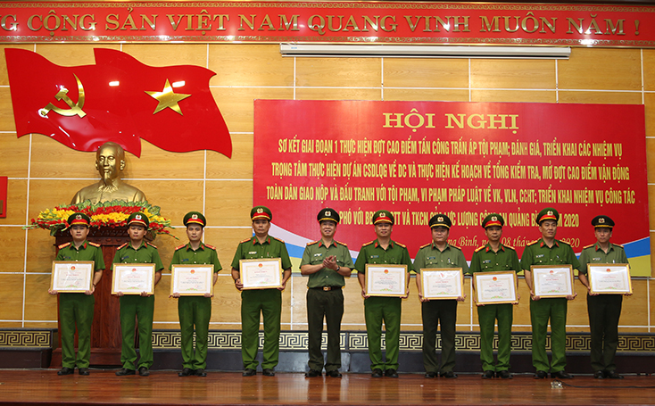 Đồng chí Đại tá Trần Hải Quân, Giám đốc Công an tỉnh trao thưởng cho các tập thể, cá nhân có thành tích xuất sắc trong đợt cao điểm