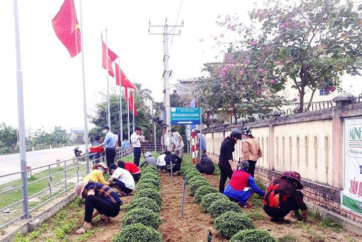   Người dân địa phương chăm sóc khuôn viên trụ sở UBND xã chuẩn bị trước kỳ đại hội.