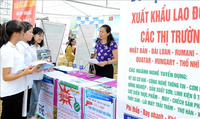  Các doanh nghiệp tuyển dụng lao động đi lao động ở nước ngoài tư vấn, giới thiệu về thị trường xuất khẩu lao động của đơn vị. Ảnh minh họa: Quang Cường/TTXVN