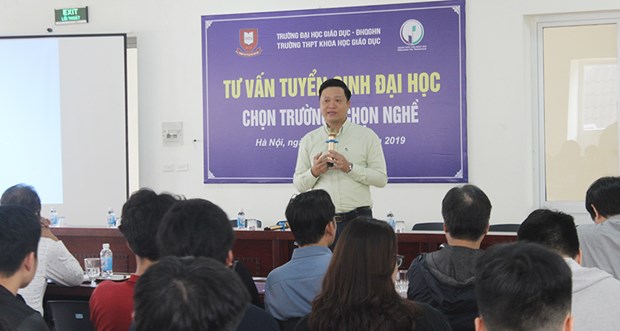 Phó giáo sư Phạm Mạnh Hà tư vấn hướng nghiệp cho các em học sinh. (Ảnh: Đại học Giáo dục)