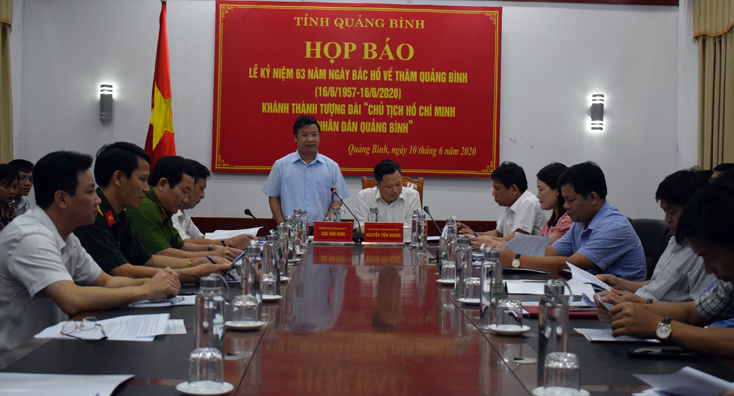 Toàn cảnh buổi họp báo về tổ chức lễ kỷ niệm 63 năm Ngày Bác Hồ về thăm Quảng Bình và khánh thành Tượng đài “Chủ tịch Hồ Chí Minh với nhân dân Quảng Bình”