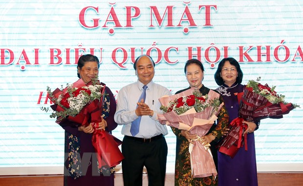 Thủ tướng Nguyễn Xuân Phúc tặng hoa chúc mừng Chủ tịch Quốc hội Nguyễn Thị Kim Ngân, Phó Chủ tịch nước Đặng Thị Ngọc Thịnh, Phó Chủ tịch Thường trực Quốc hội Tòng Thị Phóng (Chủ tịch Nhóm nữ Đại biểu Quốc hội Việt Nam). (Ảnh: Trọng Đức/TTXVN)