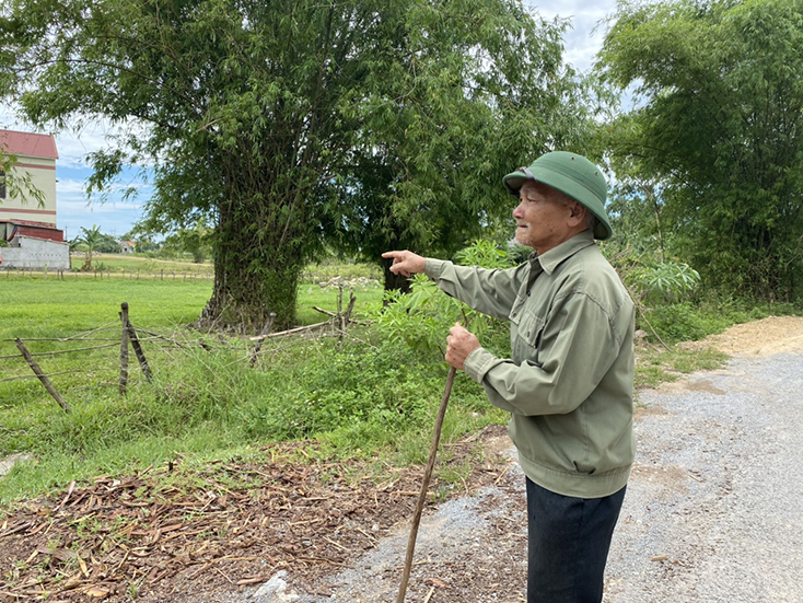 ​Gần 80 tuổi, Lê Văn Chung (SN 1941), ở thôn Vân Tiền, xã Quảng Lưu vẫn chống gậy đi đòi quyền lợi như đã được UBND xã thỏa thuận hơn 10 năm trước. 