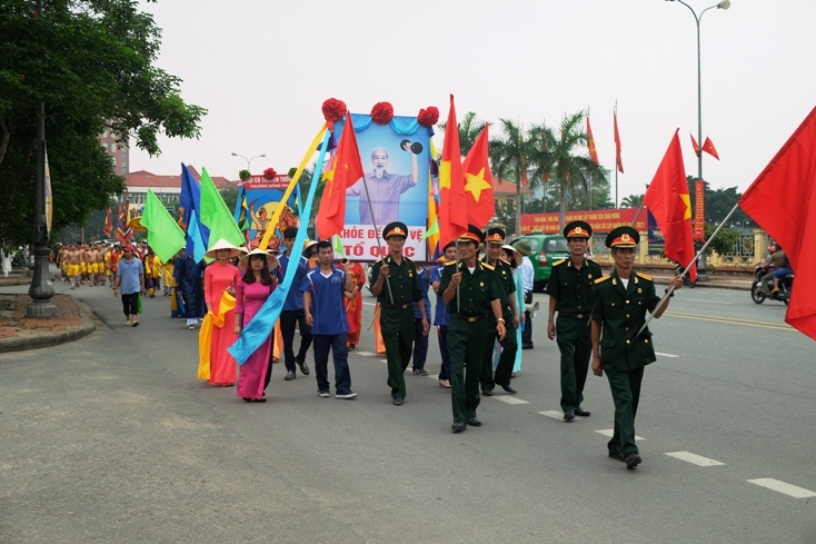    Lễ hội cù truyền thống của địa phương trở thành hoạt động thể thao độc đáo của Tuần Văn hóa-Du lịch Đồng Hới hàng năm.