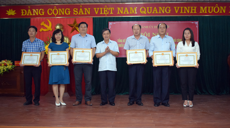 Đồng chí Lê Văn Phúc, Bí thư Thành ủy Đồng Hới khen thưởng cho các tập thể có thành tích xuất sắc trong thực hiện Chương trình hành động số 07