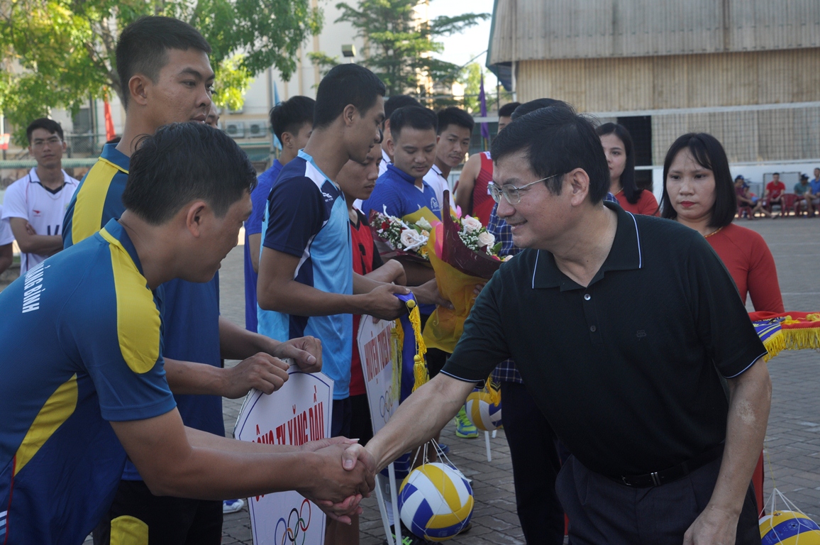 : Đồng chí Phó Chủ tịch UBND tỉnh Trần Tiến Dũng tặng hoa, động viên các đội bóng.