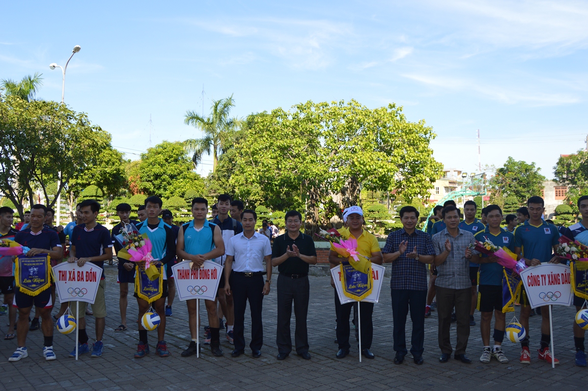 Các đồng chí lãnh đạo tỉnh, Sở VH-TT trao cờ lưu niệm cho các đội bóng.