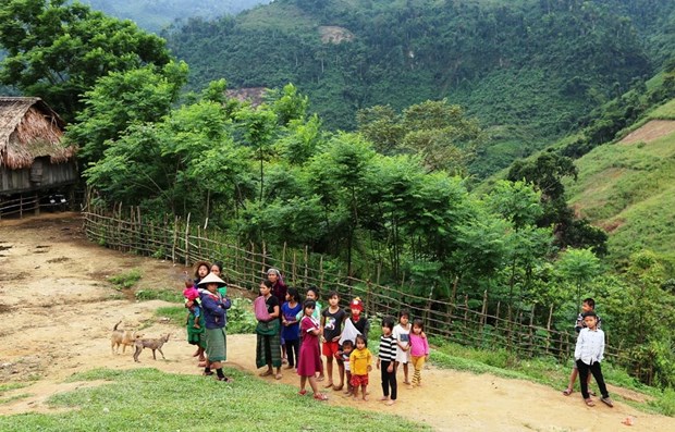 Bà con dân tộc thiểu số người Mày ở bản Lòm (xã Trọng Hóa, huyện Minh Hóa, tỉnh Quảng Bình). (Ảnh: Mạnh Thành/TTXVN)