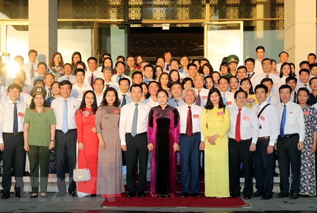 Chủ tịch Quốc hội Nguyễn Thị Kim Ngân với các đại biểu Người làm báo tiêu biểu. (Ảnh: Trọng Đức/TTXVN)