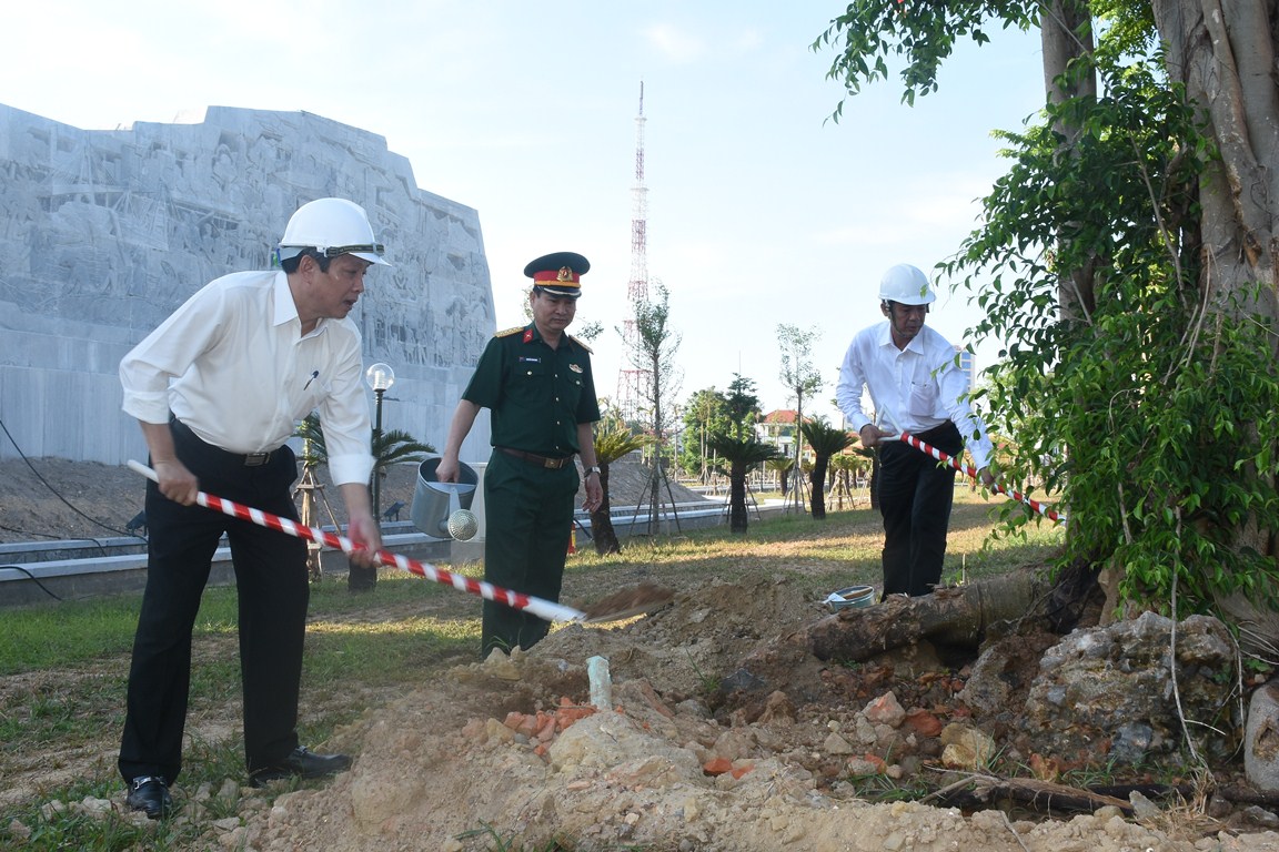 Đồng chí Bí thư Tỉnh ủy Hoàng Đăng Quang và Chủ tịch UBND tỉnh Trần Công Thuật trồng cây tại Quảng trường Hồ Chí Minh.