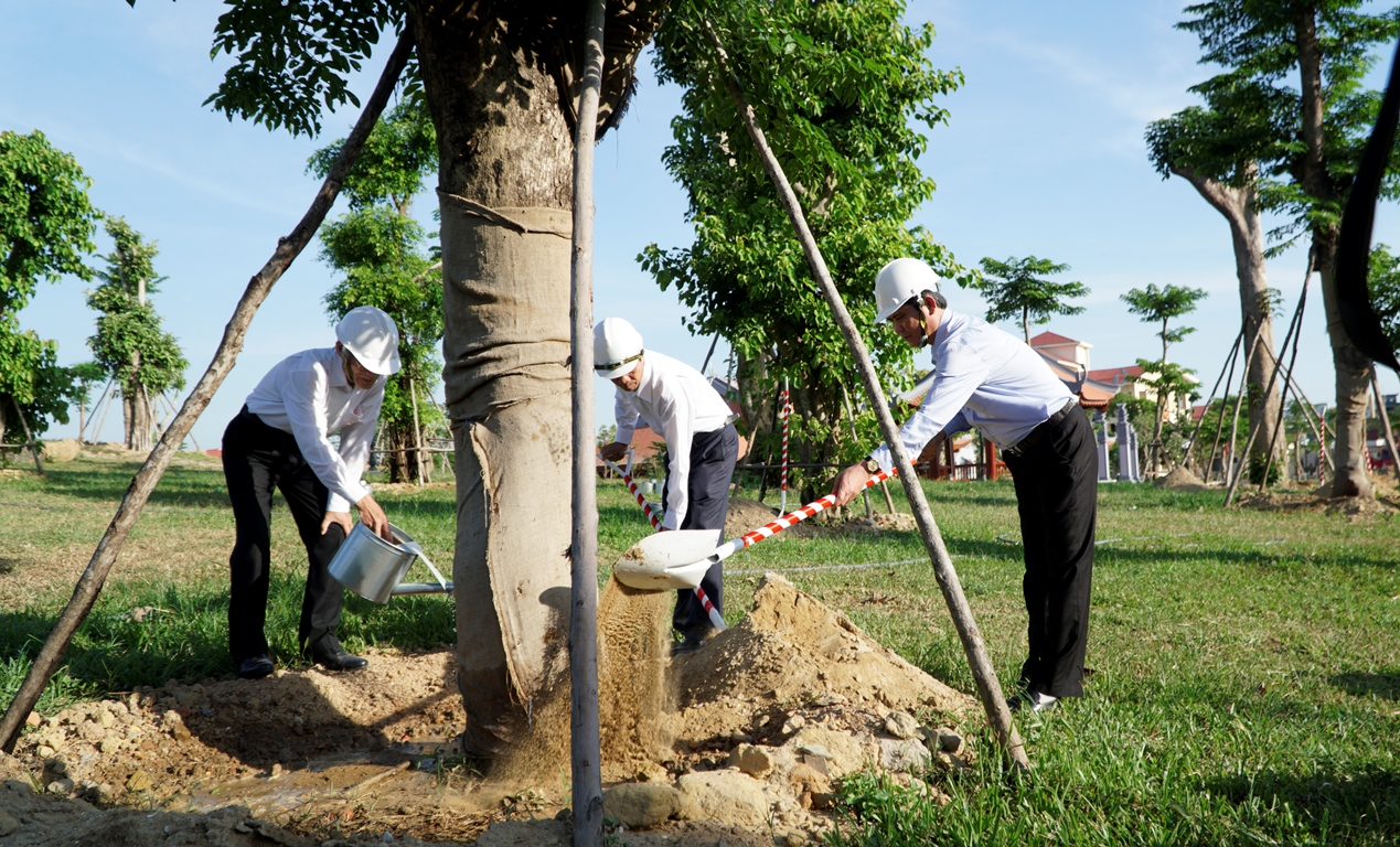 Đồng chí Phó Bí thư Thường trực Tỉnh ủy Trần Thắng trồng cây lưu niệm tại Quảng Trường Hồ Chí Minh.