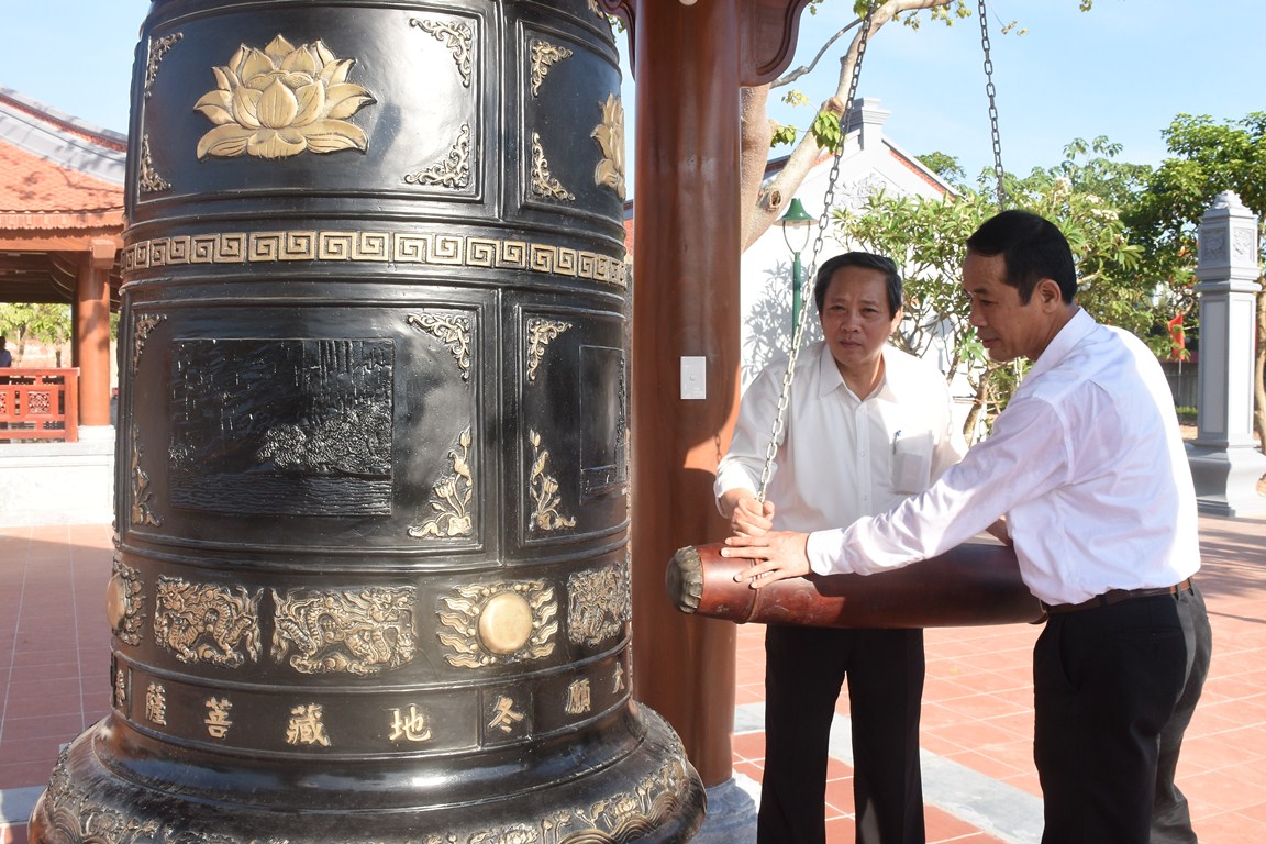 Đồng chí Bí thư Tỉnh ủy Hoàng Đăng Quang và Chủ tịch UBND tỉnh Trần Công Thuật thỉnh chuông tại tháp chông Đền thờ Bác Hồ và các Anh hùng liệt sỹ Quảng Bình.